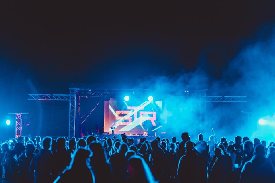 Eine große Bühne in Aktion mit Tontechnik, Lichttechnik und Videotechnik von Schulze Veranstaltungstechnik